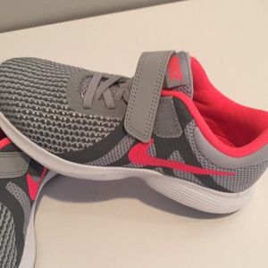 NEW Girls Nike Revolution 4 sneakers Size 2